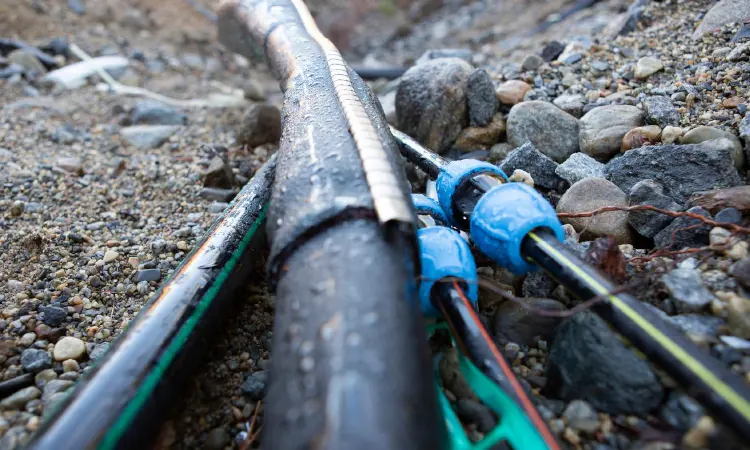 Närbild på kablar i grävdike